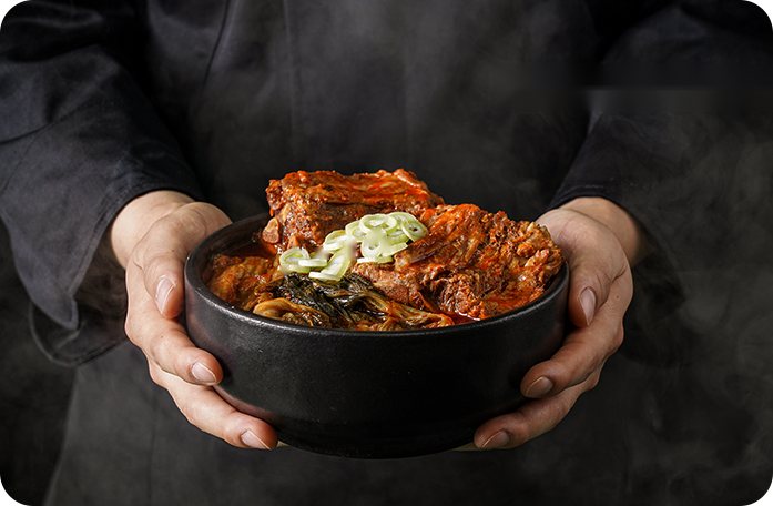 두 손으로 든 뚝배기 감자탕