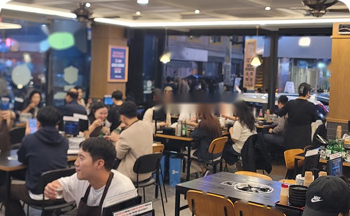 손님으로 가득 찬 본가왕뼈감자탕 매장 안