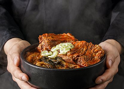 두 손으로 든 뚝배기 해장국
