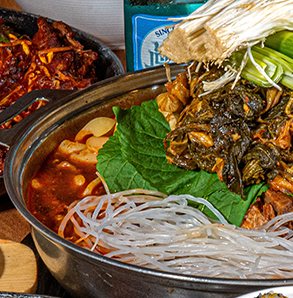 당면과 채소를 올린 전골